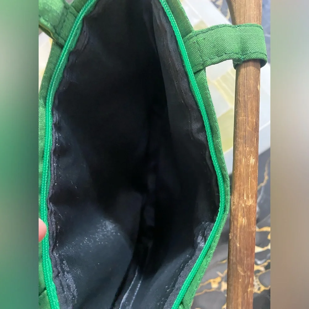 Unique vintage handmade wooden handle green hand purse with carved wooden base. - Picture 4 of 7